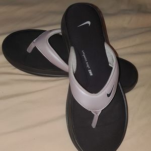 Nike ultra comfort flip flops